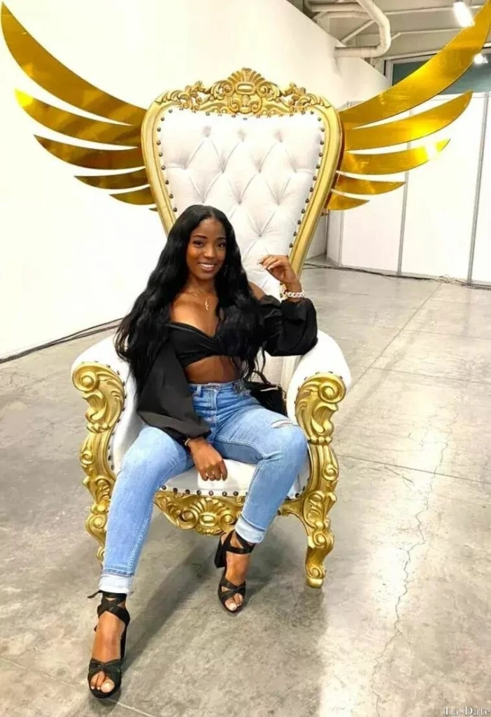 Clarissa Profile image 4